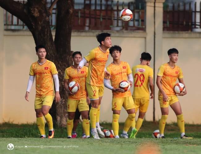 Bóng đá SEA Games ngày 27/4: U22 Việt Nam tập luyện dưới thời tiết nắng nóng - Ảnh 4.