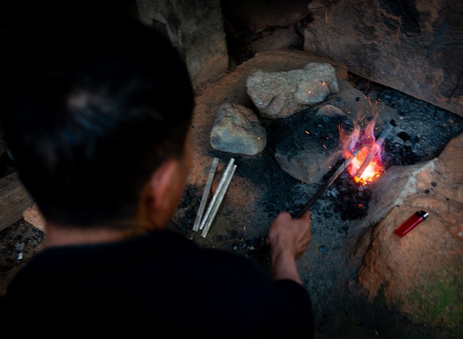 Hà Giang: Độc đáo nghề chạm bạc dân tộc Nùng - Ảnh 1.