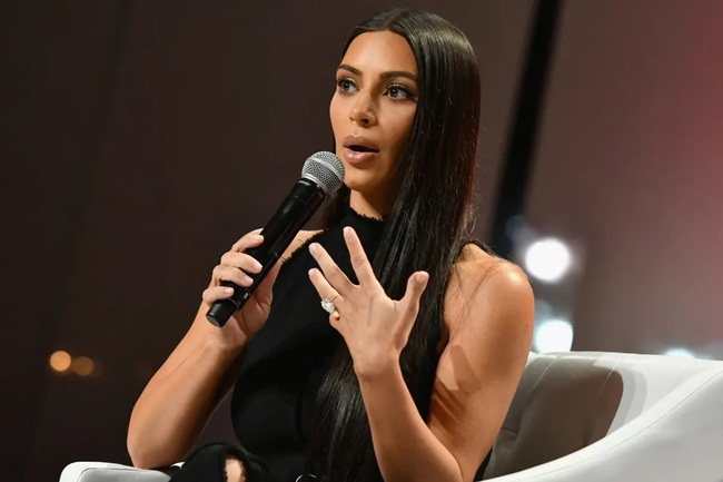 Kim Kardashian hạnh phúc từ bỏ vị thế ngôi sao để làm luật sư - Ảnh 4.