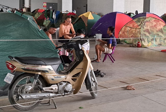 Công nhân Campuchia dựng lều ngủ tại SVĐ nghìn tỷ, hối hả chuẩn bị lễ khai mạc SEA Games 32 - Ảnh 3.