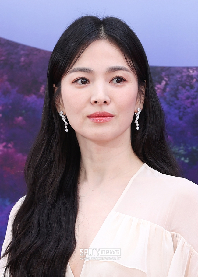 Siêu thảm đỏ Baeksang 2023: Song Hye Kyo tái xuất tựa nữ thần, &quot;ác nữ&quot; Lim Ji Yeon đọ sắc cực gắt với Suzy - IU - Ảnh 4.