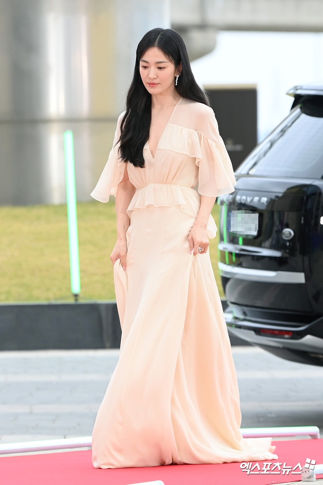 Song Hye Kyo tái xuất tại lễ trao giải Baeksang 2023 sau 7 năm: Lộ dấu vết lão hóa trong ảnh chính thức nhưng tới hình chụp vội mới sốc! - Ảnh 3.