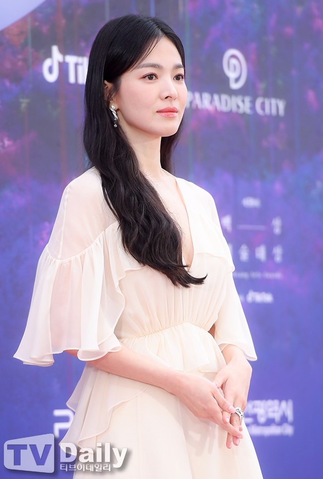 Song Hye Kyo tái xuất tại lễ trao giải Baeksang 2023 sau 7 năm: Lộ dấu vết lão hóa trong ảnh chính thức nhưng tới hình chụp vội mới sốc! - Ảnh 7.