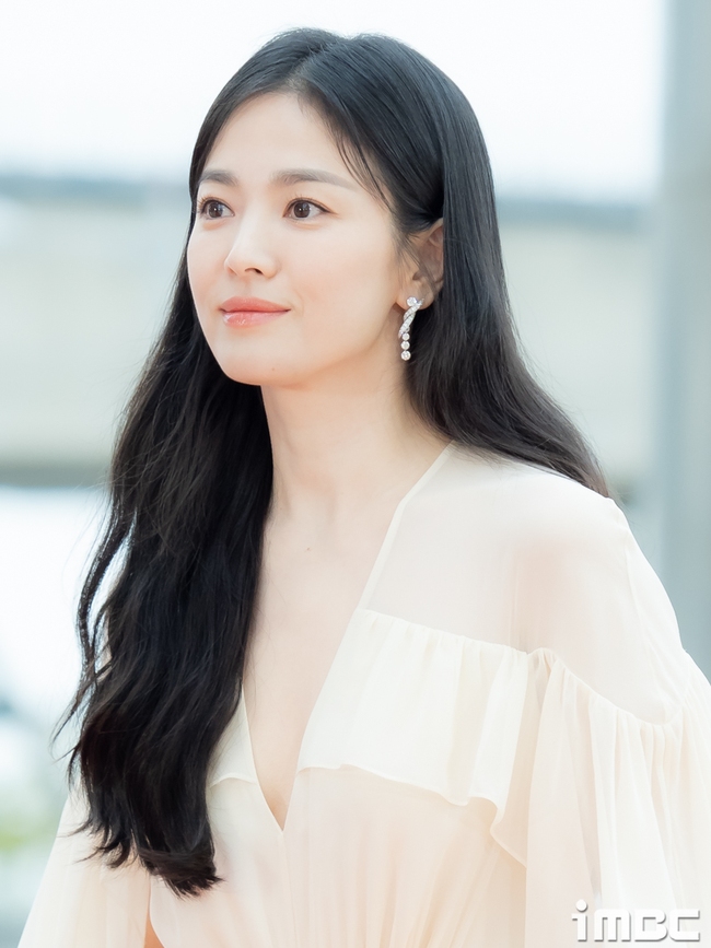 Song Hye Kyo tái xuất tại lễ trao giải Baeksang 2023 sau 7 năm: Lộ dấu vết lão hóa trong ảnh chính thức nhưng tới hình chụp vội mới sốc! - Ảnh 8.