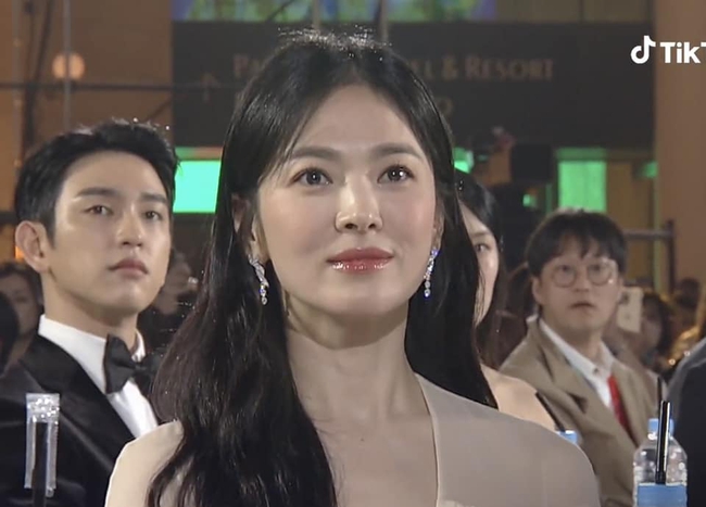 Song Hye Kyo tái xuất tại lễ trao giải Baeksang 2023 sau 7 năm: Lộ dấu vết lão hóa trong ảnh chính thức nhưng tới hình chụp vội mới sốc! - Ảnh 10.