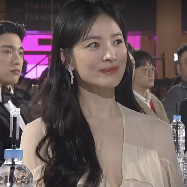Song Hye Kyo tái xuất tại lễ trao giải Baeksang 2023 sau 7 năm: Lộ dấu vết lão hóa trong ảnh chính thức nhưng tới hình chụp vội mới sốc! - Ảnh 9.