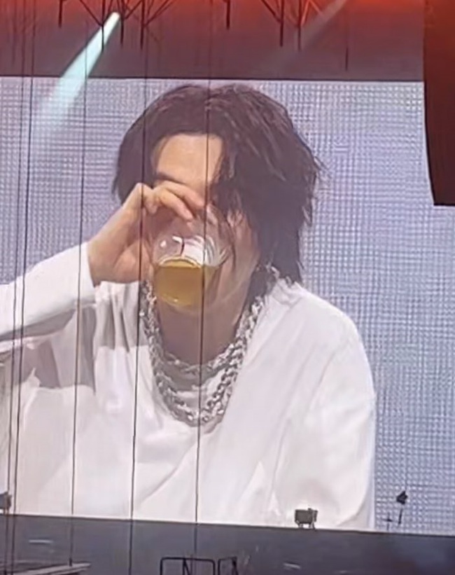 Suga BTS phục vụ rượu miễn phí cho ARMY trong ngày đầu tiên của tour diễn solo - Ảnh 5.