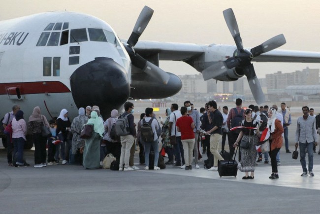 Giao tranh tại Sudan: Thêm nhiều công dân nước ngoài được sơ tán - Mỹ cảnh báo công dân rời đi trong 24-48 giờ - Ảnh 1.