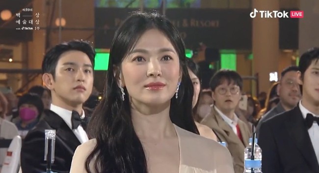 Song Hye Kyo gây sốc visual ở tuổi 41, đeo trang sức hơn 3 tỷ lên thảm đỏ Baeksang khiến netizen phát cuồng vì quá xuất sắc - Ảnh 4.