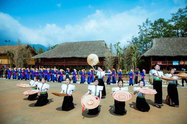 Lễ 30/4: Lên Sa Pa ngắm hàng triệu đoá hồng và &quot;khám phá&quot; văn hóa vùng cao - Ảnh 5.