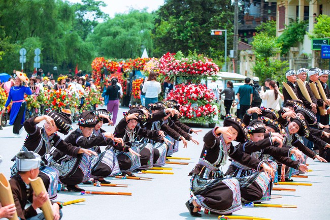 Lễ 30/4: Lên Sa Pa ngắm hàng triệu đoá hồng và &quot;khám phá&quot; văn hóa vùng cao - Ảnh 8.