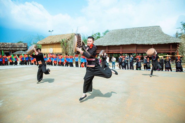 Lễ 30/4: Lên Sa Pa ngắm hàng triệu đoá hồng và &quot;khám phá&quot; văn hóa vùng cao - Ảnh 10.