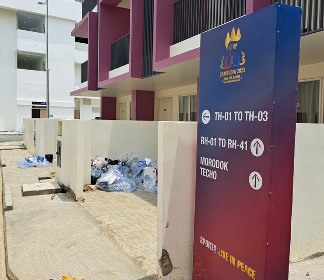 Công nhân Campuchia hối hả dọn rác, trang hoàng khu làng view triệu đô của SEA Games 32 - Ảnh 7.