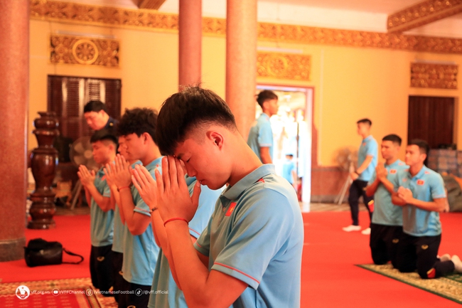 Bóng đá SEA Games ngày 28/4: U22 Việt Nam đi thăm chùa, U22 Thái Lan chê sân tập  - Ảnh 1.