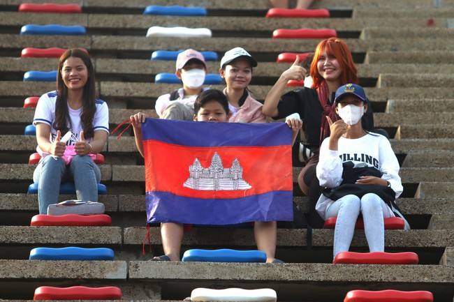 CĐV Campuchia đến sớm 4 tiếng, ngồi giữa sân nắng 40 độ giữ chỗ xem SEA Games - Ảnh 6.