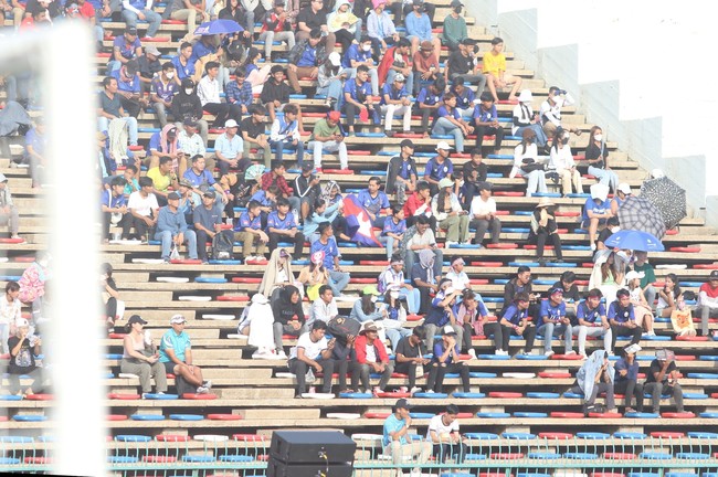 CĐV Campuchia đến sớm 4 tiếng, ngồi giữa sân nắng 40 độ giữ chỗ xem SEA Games - Ảnh 3.