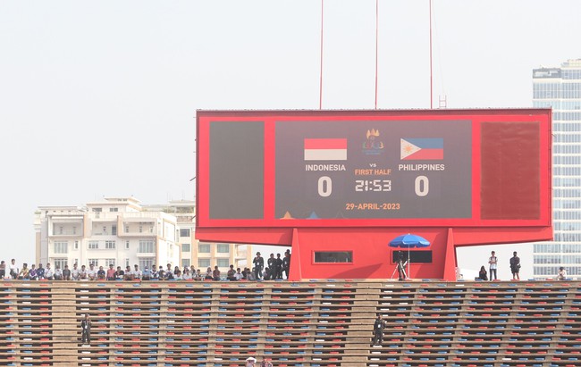 CĐV Campuchia đến sớm 4 tiếng, ngồi giữa sân nắng 40 độ giữ chỗ xem SEA Games - Ảnh 4.