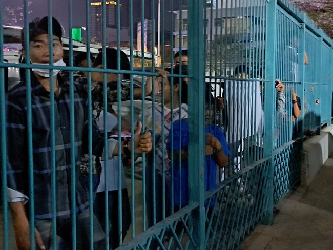 Xót xa cảnh CĐV nhí leo rào, lén xem U22 Campuchia vì không có vé vào sân - Ảnh 3.