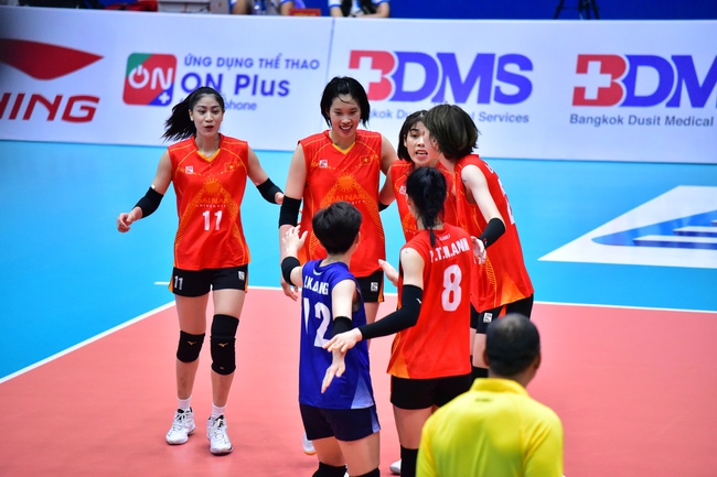 CĐV đặc biệt bất ngờ xuất hiện khiến đội trưởng bóng chuyền nữ Việt Nam rơi nước mắt hạnh phúc - Ảnh 3.