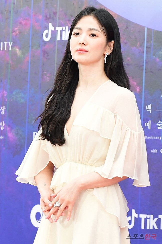 Song Hye Kyo để lộ hình xăm ấn tượng trên cánh tay, &quot;ngọc nữ màn ảnh&quot; có bước chuyển mình cực chất sau vài năm ly hôn - Ảnh 2.