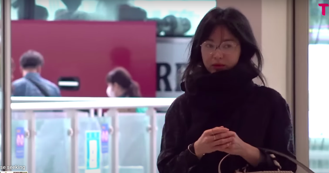 Song Hye Kyo tự tin để mặt mộc xuất hiện tại sân bay, hài lòng với sự lão hóa ở tuổi ngoài 40  - Ảnh 2.