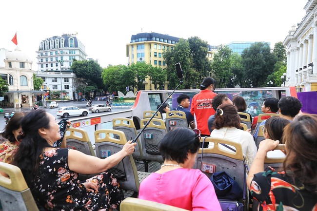 Tham quan Hà Nội miễn phí bằng xe buýt 2 tầng - Ảnh 9.