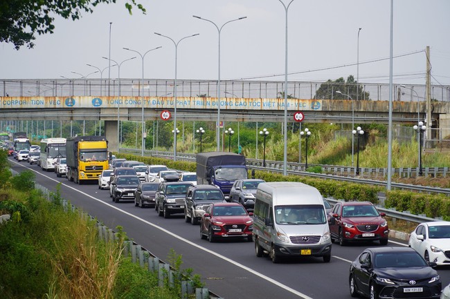 Ùn tắc giao thông trên nhiều tuyến đường cửa ngõ ở Hà Nội và TP.HCM - Ảnh 1.