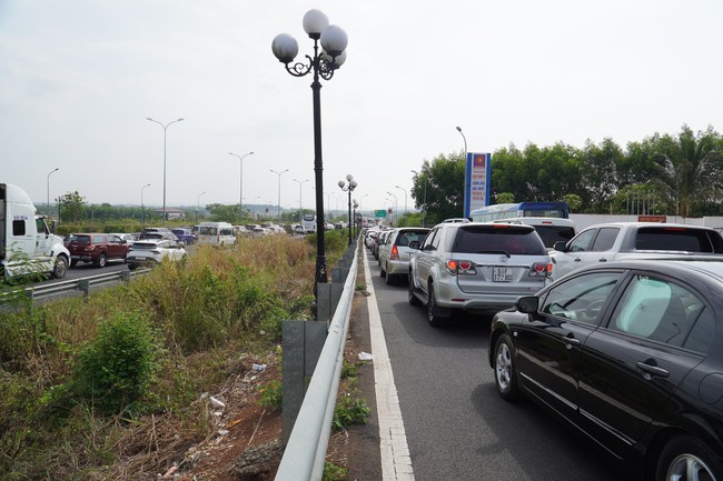 Ùn tắc giao thông trên nhiều tuyến đường cửa ngõ ở Hà Nội và TP.HCM - Ảnh 2.