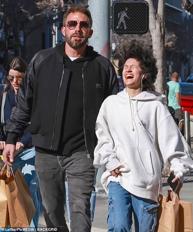 Ben Affleck luôn là người cha dượng tuyệt vời, cười đùa với con gái Jennifer Lopez trong chuyến đi mua sắm  - Ảnh 2.