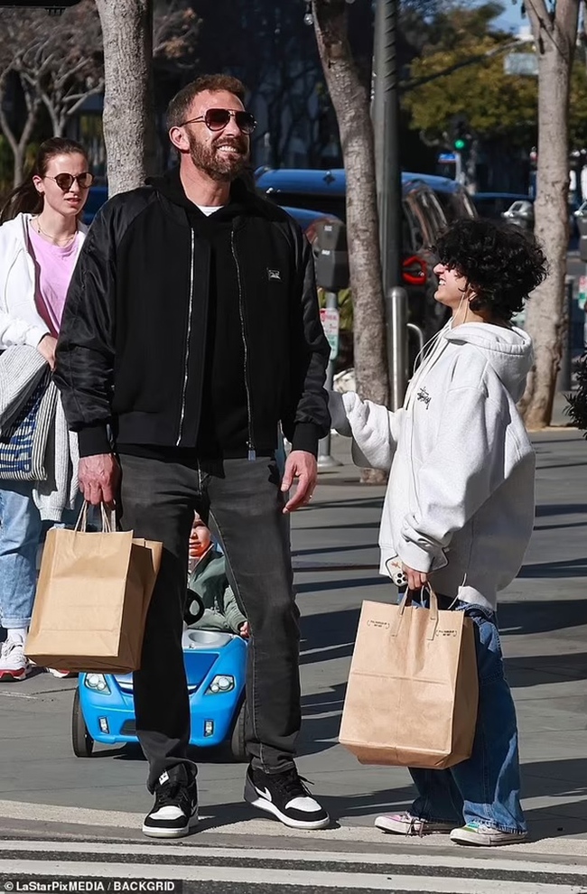 Ben Affleck luôn là người cha dượng tuyệt vời, cười đùa với con gái Jennifer Lopez trong chuyến đi mua sắm  - Ảnh 4.