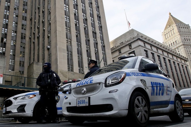 Mỹ: Cảnh sát New York tăng cường an ninh trước ngày ông D.Trump ra trình diện trước tòa - Ảnh 1.