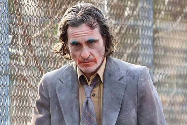 'Joker' Joaquin Phoenix ngất trên trường quay phim mới - Ảnh 4.