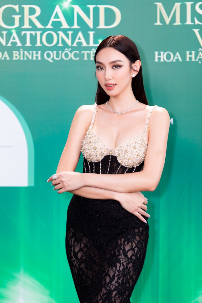 Thùy Tiên gợi cảm hết nấc 'chặt chém' Hoa hậu đẹp nhất thế giới, Phương Nhi và dàn hậu hở bạo không ai thua ai trên thảm đỏ - Ảnh 2.