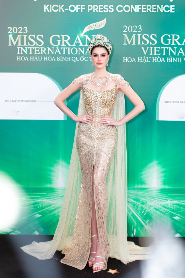 Thùy Tiên gợi cảm hết nấc 'chặt chém' Hoa hậu đẹp nhất thế giới, Phương Nhi và dàn hậu hở bạo không ai thua ai trên thảm đỏ - Ảnh 3.