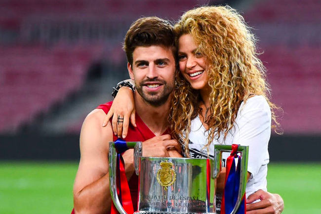 Sau vụ chia tay ồn ào với Pique, Shakira rơi lệ cùng các con rời Tây Ban Nha - Ảnh 4.