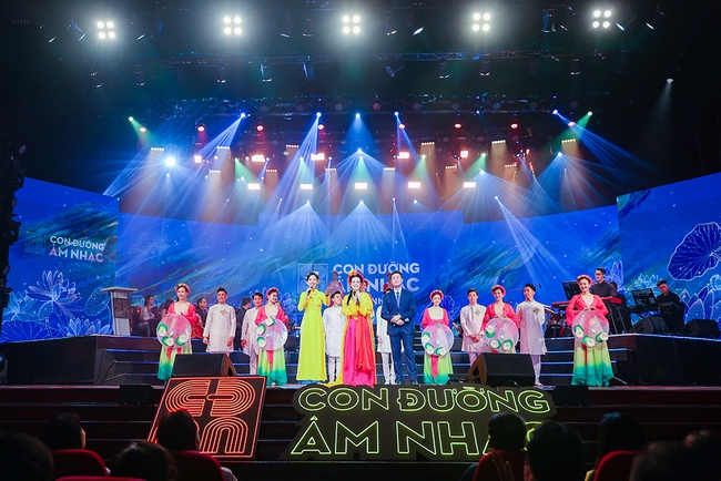 Tiệc âm nhạc đầy màu sắc trên 'Con đường âm nhạc' của ca sĩ Tân Nhàn - Ảnh 5.