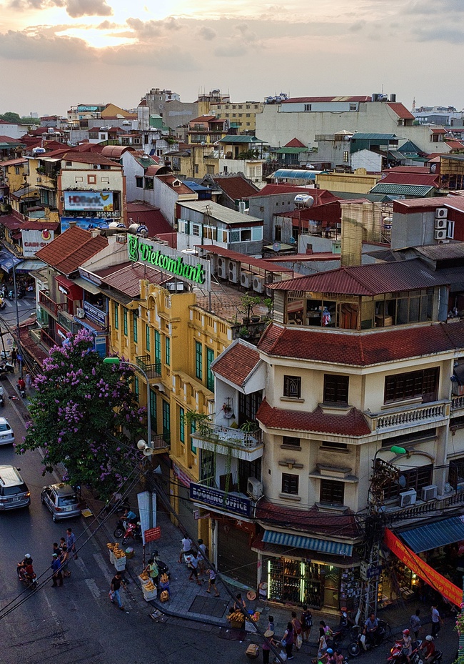 Báo nước ngoài lý giải vì sao các cửa hàng phố cổ Hà Nội vẫn sống sót trước &quot;làn sóng&quot; trung tâm thương mại - Ảnh 3.