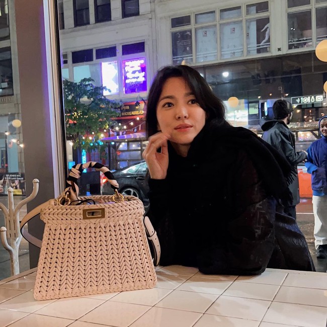 Song Hye Kyo khoe mặt mộc sương sương ở New York sau loạt khoảnh khắc “viral” ở Baeksang 2023 - Ảnh 4.