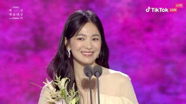 Song Hye Kyo được cả &quot;hậu cung&quot; chúc mừng đoạt giải Baeksang: Han So Hee u mê thấy rõ nhưng chưa bằng &quot;ác nữ&quot; The Glory - Ảnh 2.