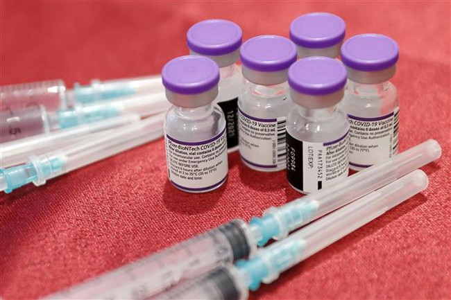 Pfizer và BioNTech đề nghị EU trả tiền cho việc hủy mua vaccine ngừa Covid-19 - Ảnh 1.