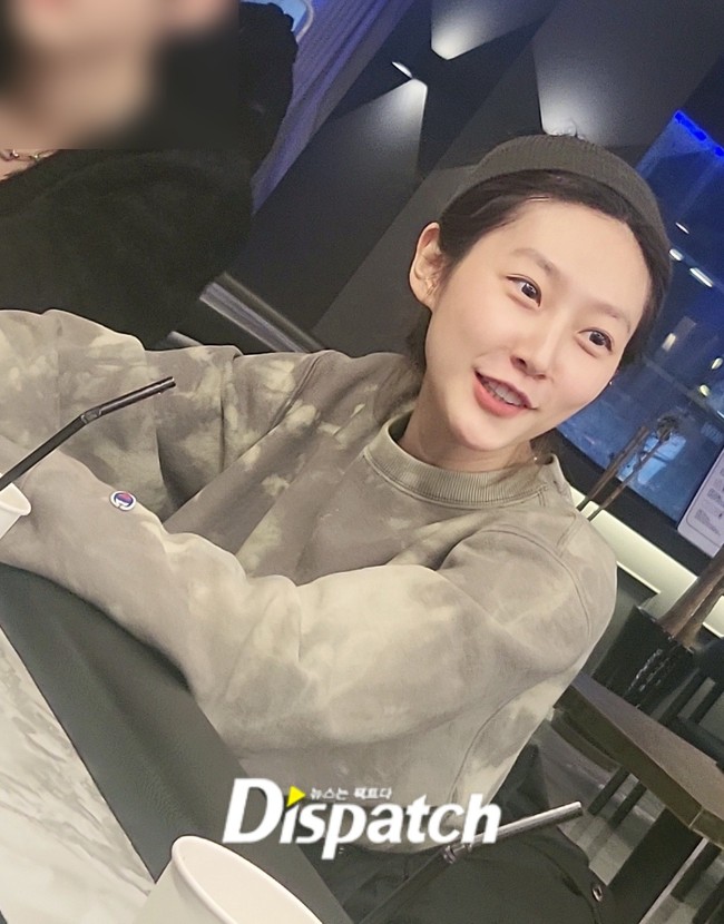 Dispatch công bố loạt ảnh Kim Sae Ron chơi bài trong quán rượu giữa scandal - Ảnh 3.