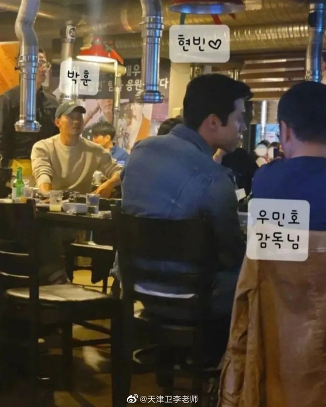 Dàn sao dự tiệc qua ảnh chụp cam thường: Hyun Bin gây sốt khi cạo đi bộ râu xồm xoàm, đọ sắc cực gắt với Lee Dong Wook - Ảnh 5.