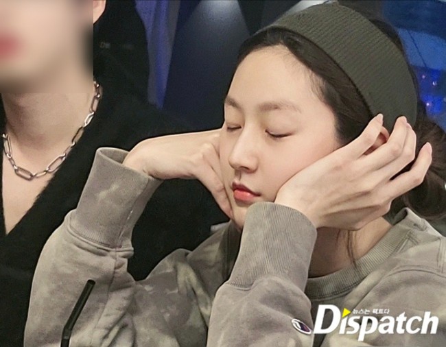 Dispatch công bố loạt ảnh Kim Sae Ron chơi bài trong quán rượu giữa scandal - Ảnh 4.