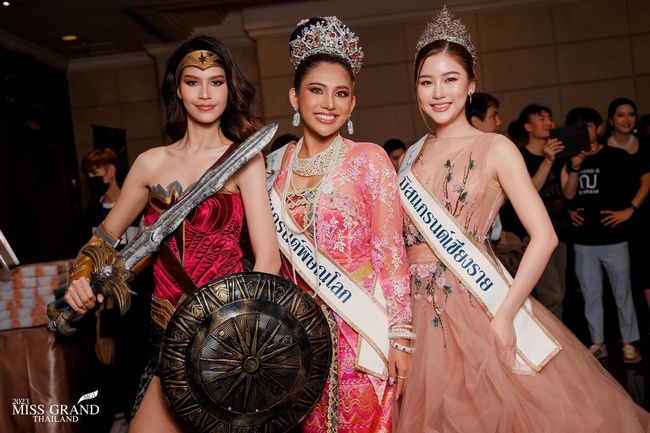 Hậu leo cây, làm lố livestream bán hàng, dàn thí sinh Hoa hậu Hòa bình Thái Lan hóa nữ thần, tay đua - Ảnh 6.
