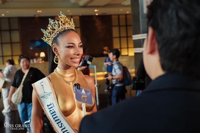Hậu leo cây, làm lố livestream bán hàng, dàn thí sinh Hoa hậu Hòa bình Thái Lan hóa nữ thần, tay đua - Ảnh 5.