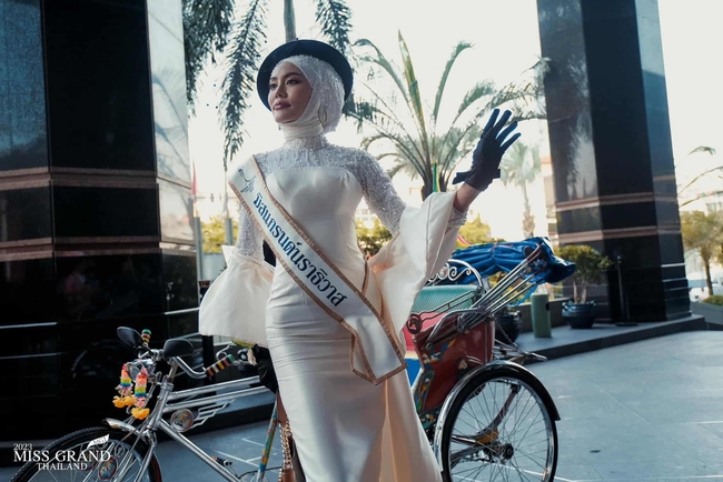 Hậu leo cây, làm lố livestream bán hàng, dàn thí sinh Hoa hậu Hòa bình Thái Lan hóa nữ thần, tay đua - Ảnh 14.