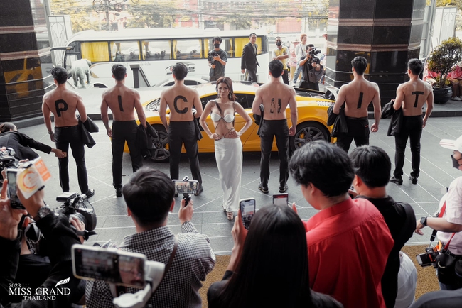 Hậu leo cây, làm lố livestream bán hàng, dàn thí sinh Hoa hậu Hòa bình Thái Lan hóa nữ thần, tay đua - Ảnh 8.