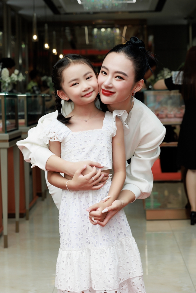Angela Phương Trinh bất ngờ xuất hiện thanh lịch cùng con gái nuôi trong sự kiện - Ảnh 5.