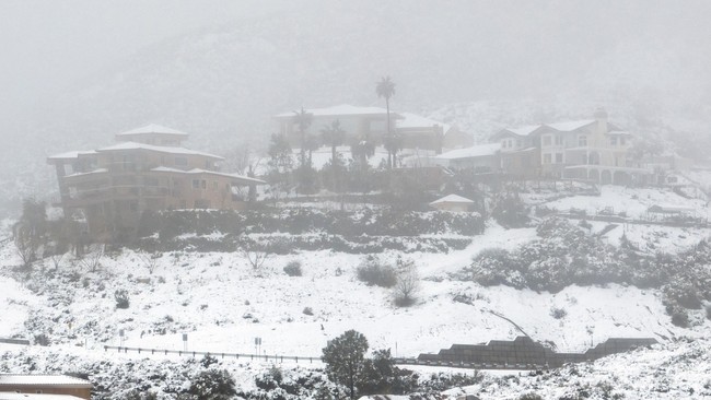Mỹ: Lượng tuyết rơi tại California đạt mức kỷ lục - Ảnh 1.