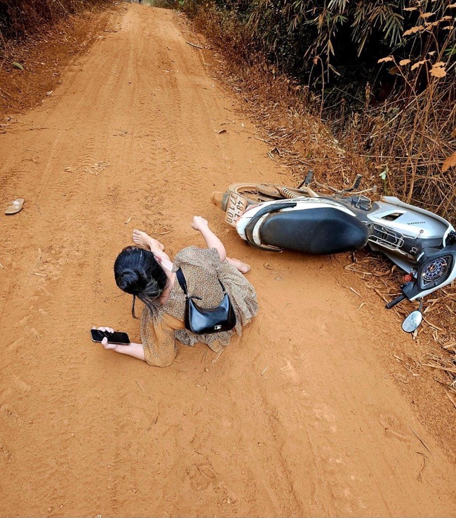 Lê Dương Bảo Lâm gặp sự cố tai nạn xe tại Đắk Nông, bà xã bị ngã nằm sõng soài giữa đường - Ảnh 2.